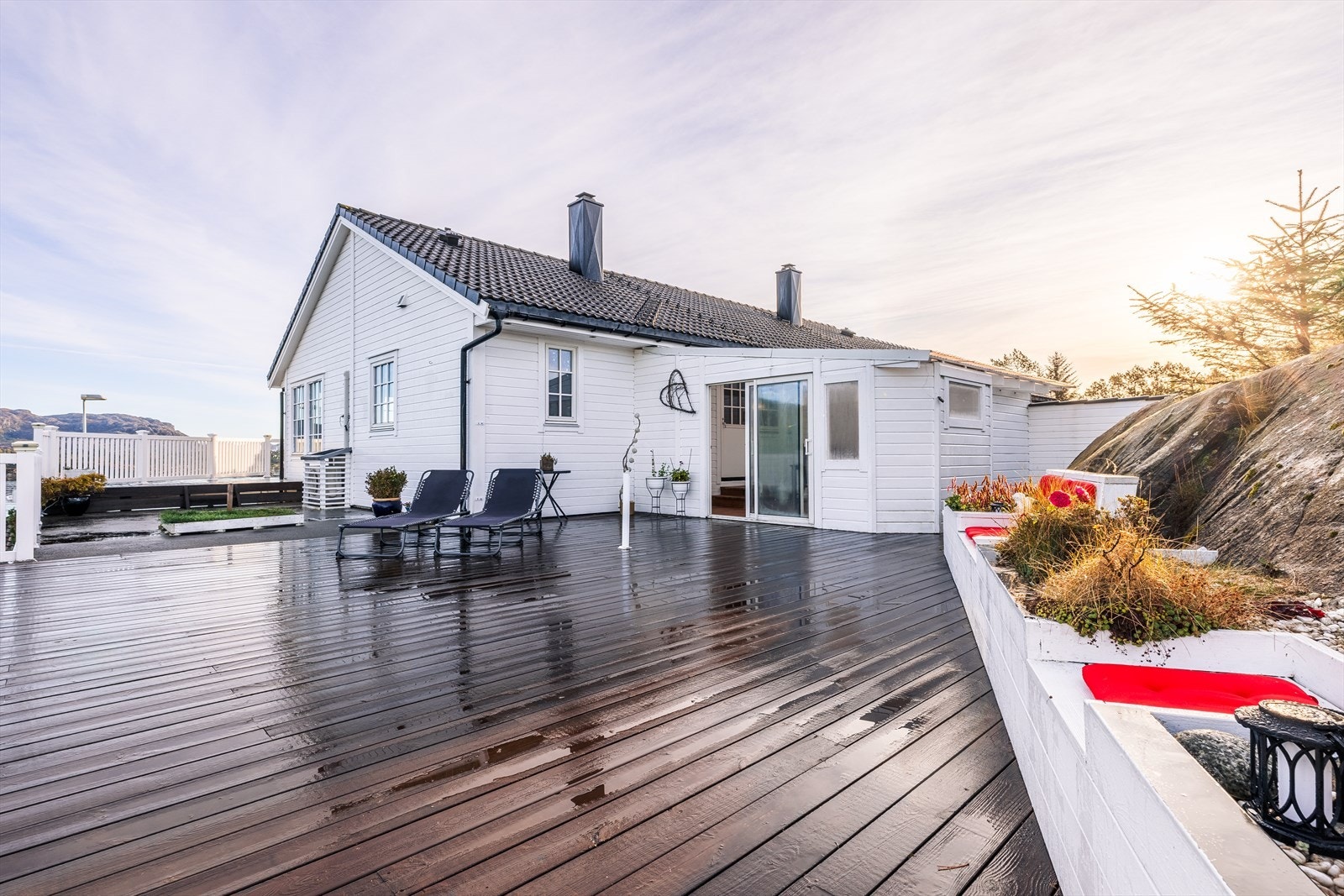Terrasse på ca. 108 m², hvor 19 m² er overbygget med tak. Galleribilde