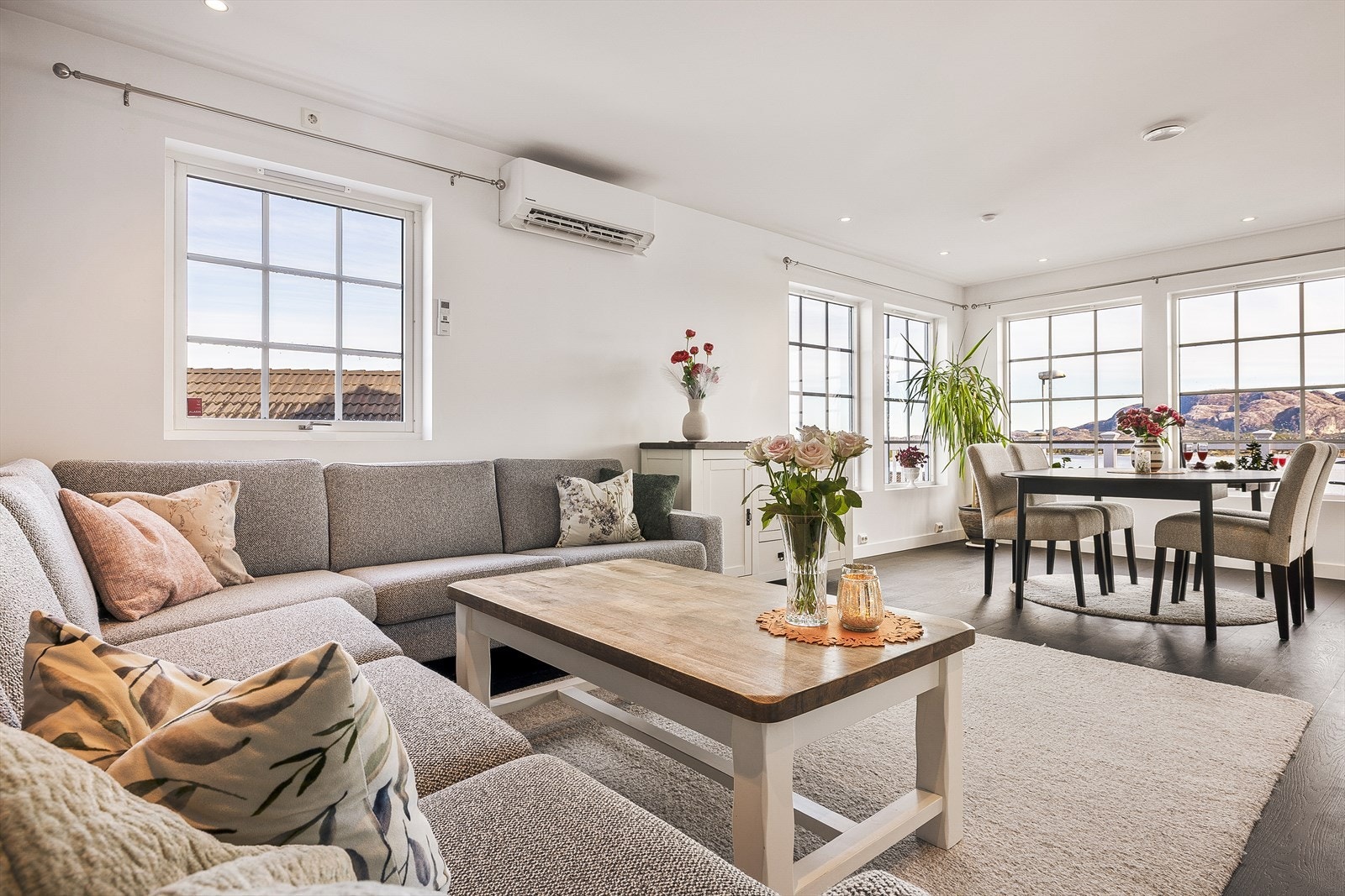 God plass til både sitte- og spisegruppe i stuen. Galleribilde