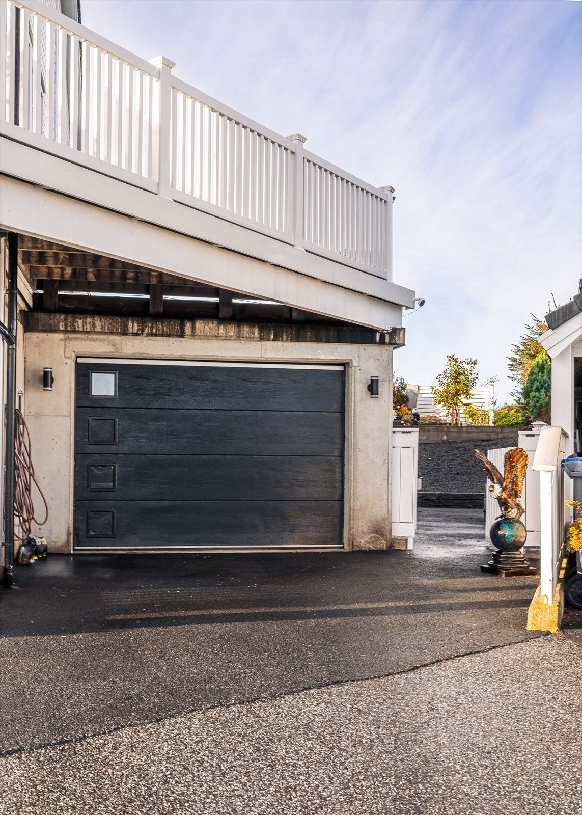 Parkering i integrert garasje med elbillader og direkte adkomst inn til boligen. Galleribilde