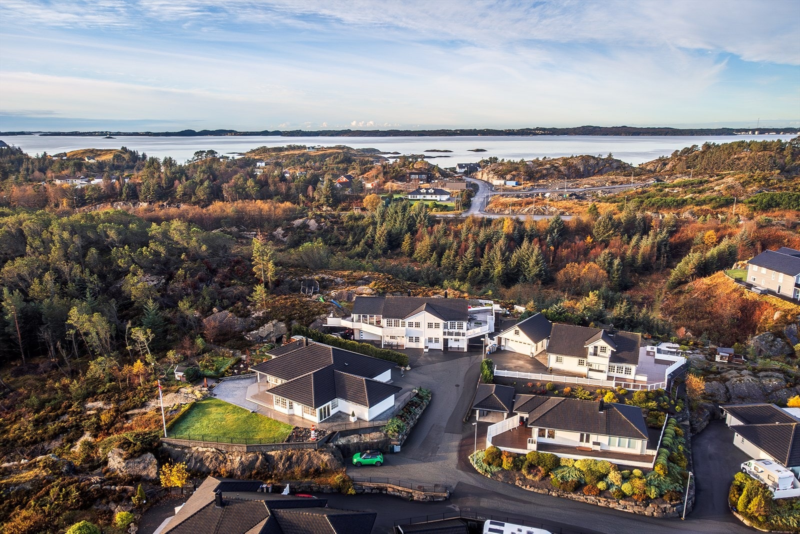 Eiendommen har en rolig og attraktiv beliggenhet nærme sjø og natur. Galleribilde