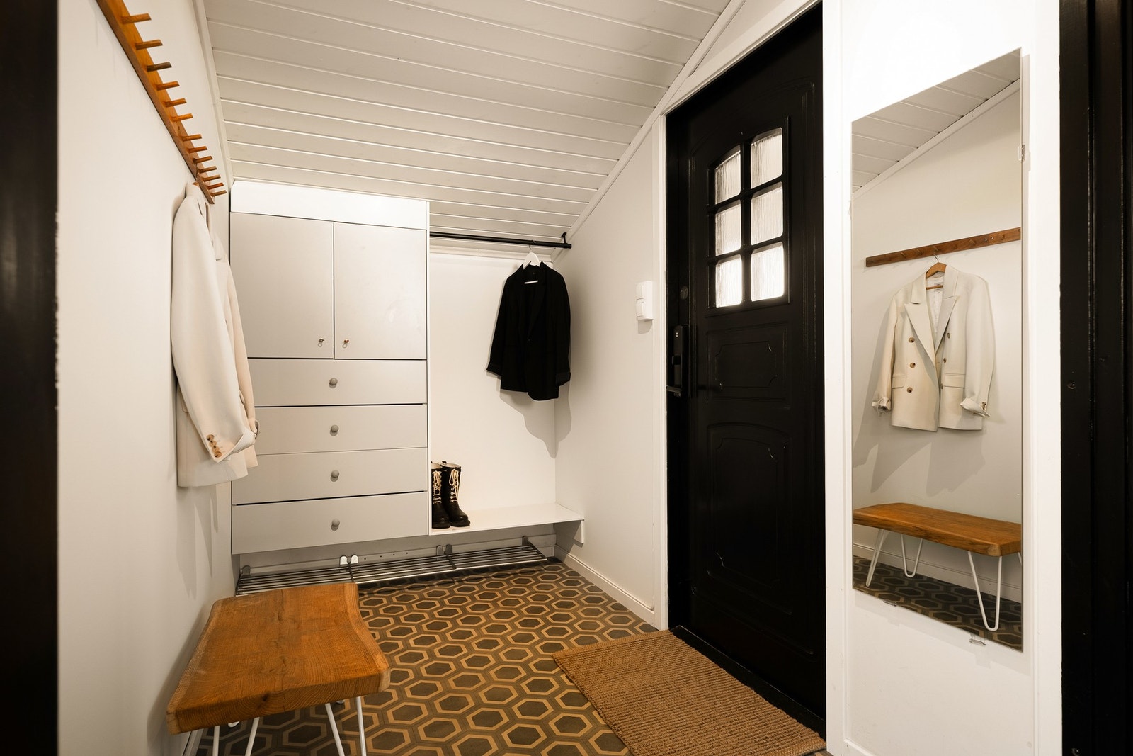 Lys og innbydende entré med god plass til sko og yttertøy Galleribilde