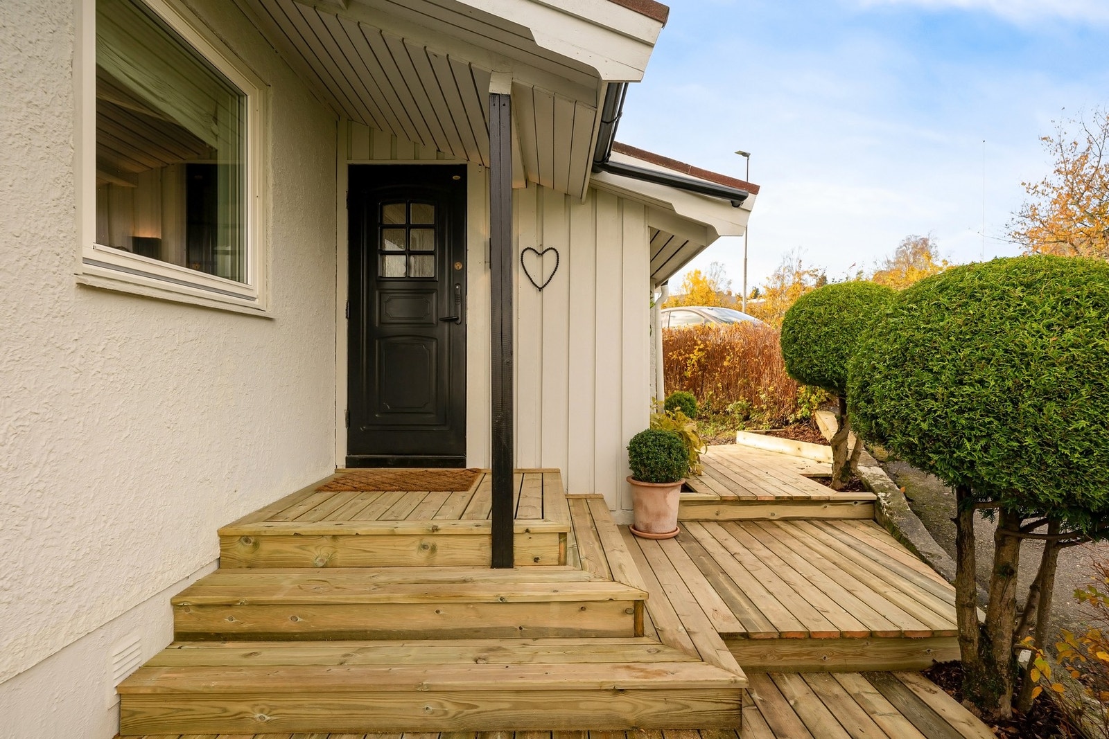 Inngangspartiet gir et godt førsteinntrykk med overbygg og terrasse med plass til pynt Galleribilde