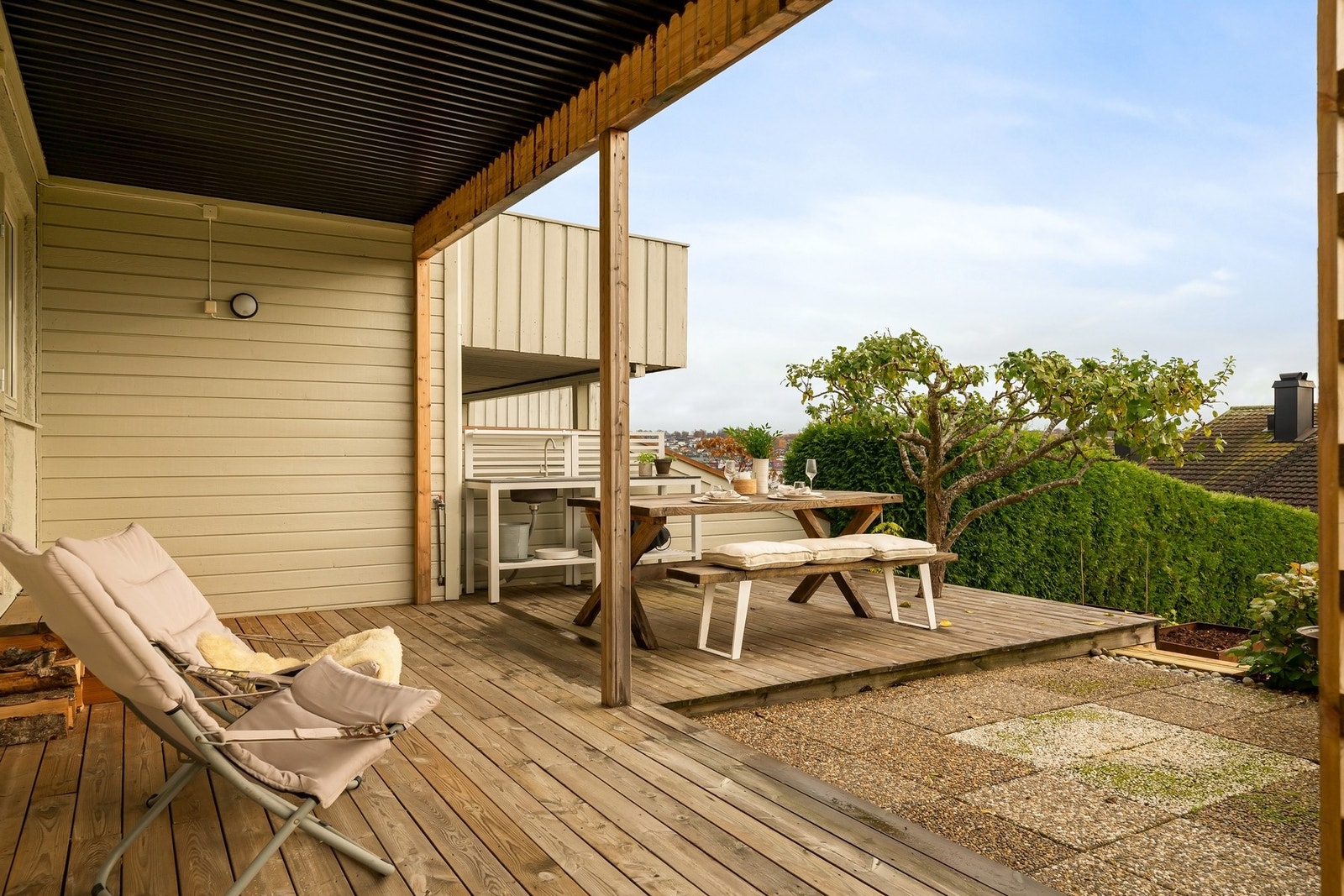 God plass til både sittegrupper, solsenger, spiseplass og grill Galleribilde