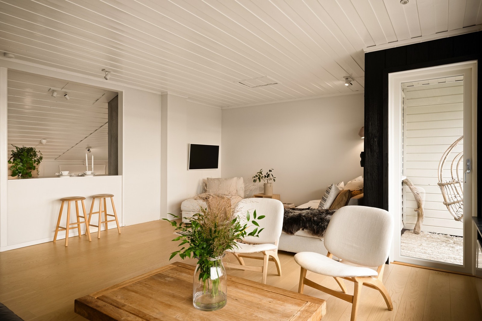 Stuen er romslig og har god plass til sofa og øvrig møblering Galleribilde