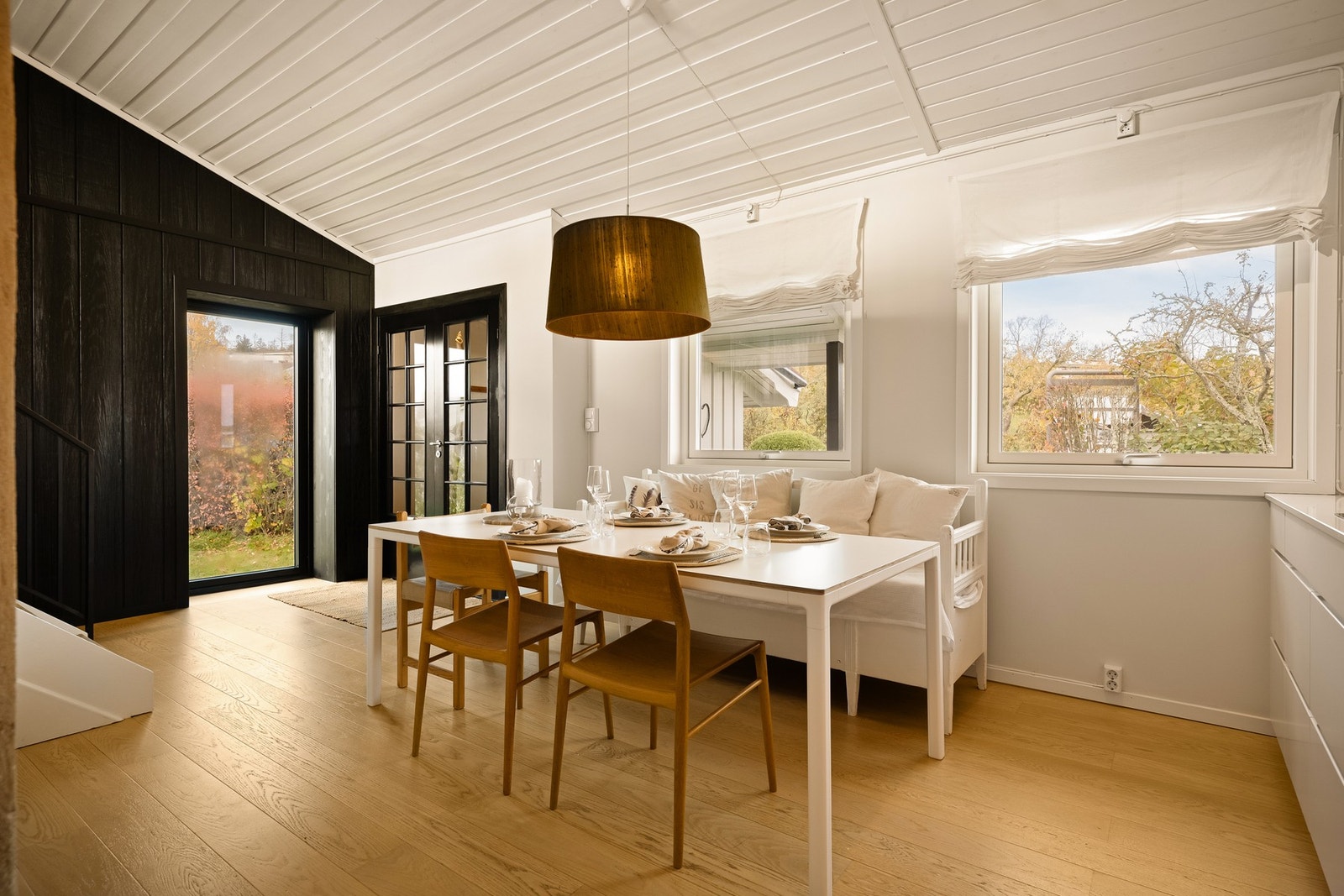 Praktisk spiseplass ved vinduet med fint lysinnslipp Galleribilde