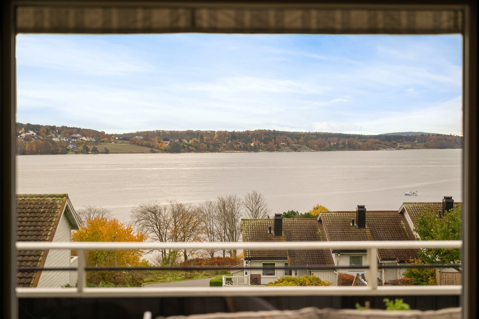 De store vindusflatene rommer fint inn den flotte sjøutsikten Galleribilde