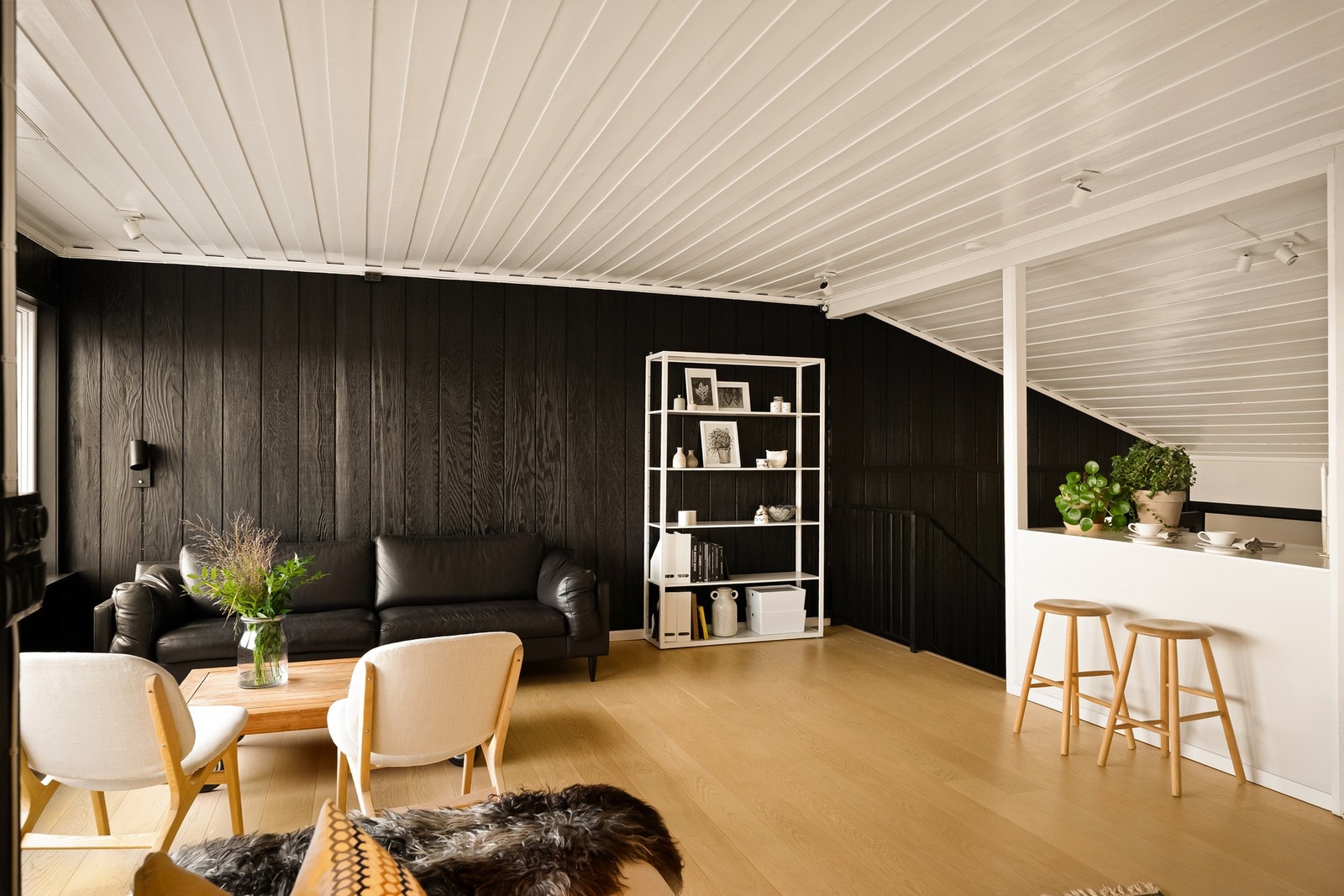 Stuen er lys og innbydende med en-stavs parkett på gulv Galleribilde