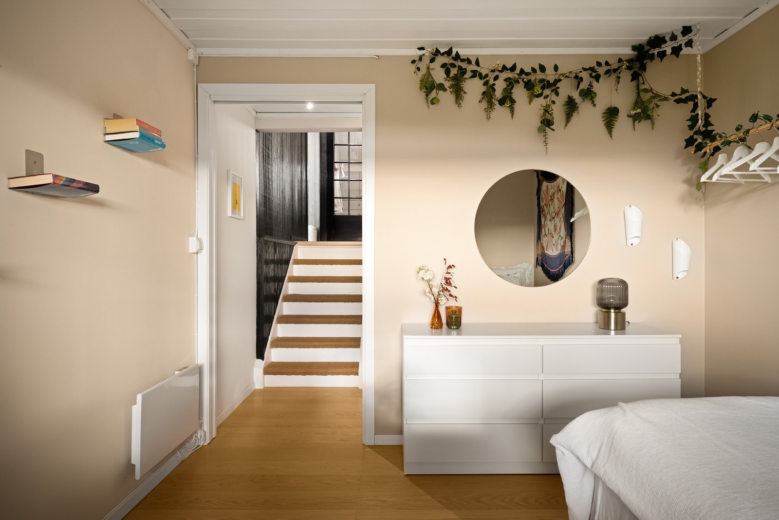 Det er plass til seng, skap og kommode Galleribilde