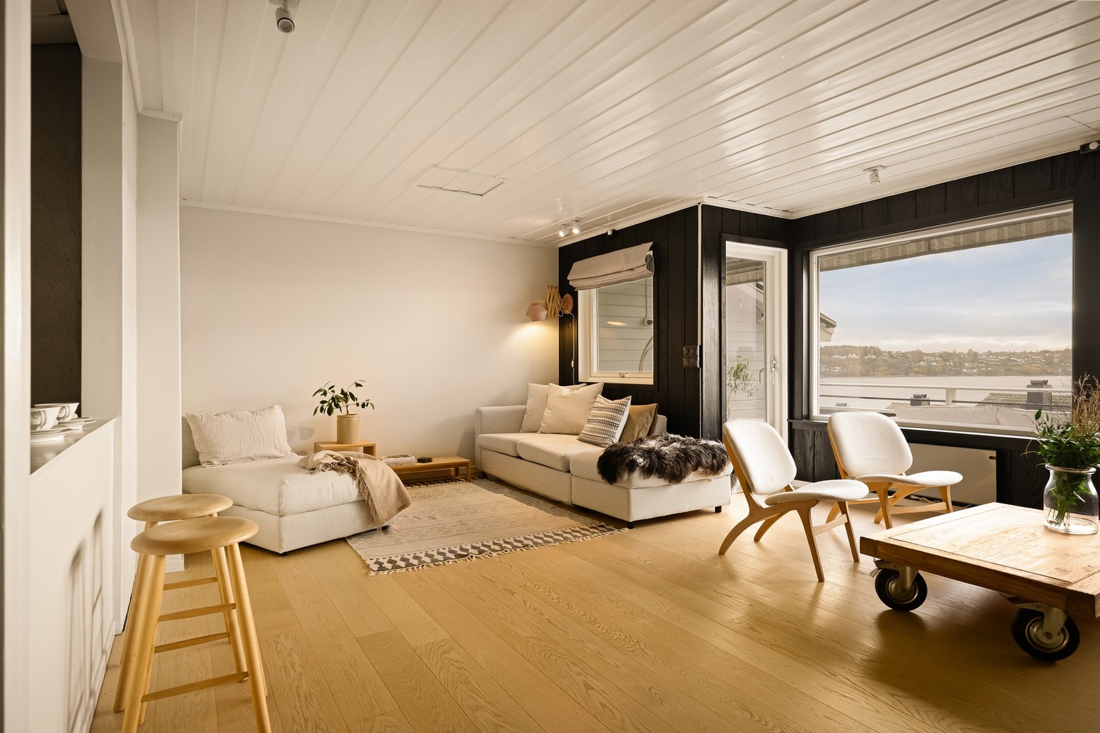 Dette er et herlig oppholdsrom med utsikt som virkelig setter stemningen Galleribilde