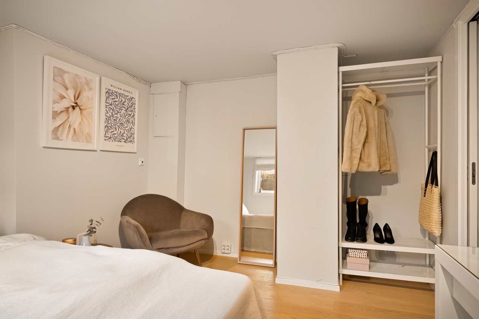 Rommet fremstår romslig og godt utnyttet, med plass til dobbeltseng, garderobe og en liten lese- eller arbeidskrok Galleribilde