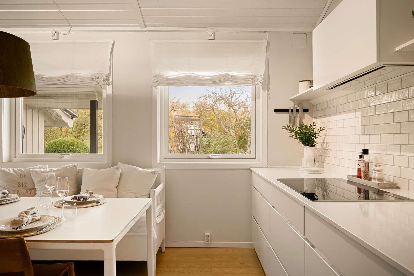 Kjøkkenet er et lyst og sosialt samlingspunkt Galleribilde