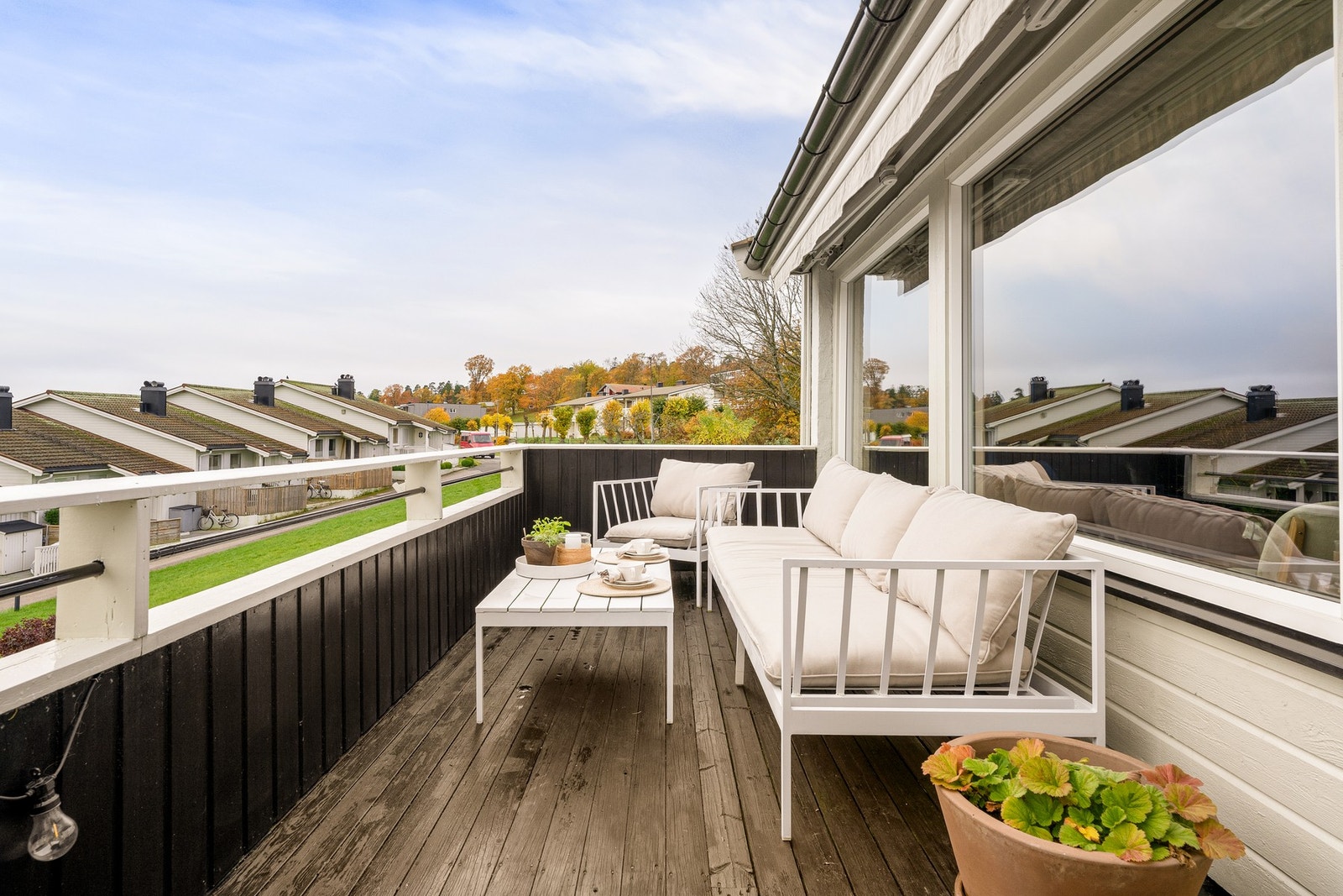 Balkongen er sydvendt og er på 15 kvm Galleribilde