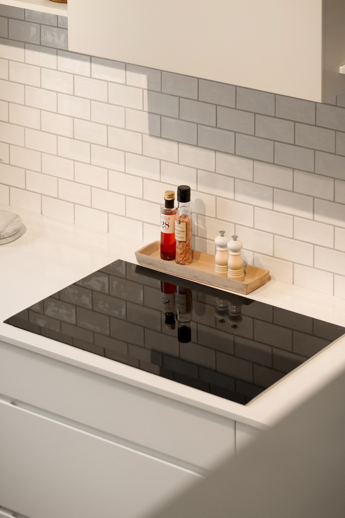 Benkeplaten er i slitesterk, hvit kompositt Galleribilde