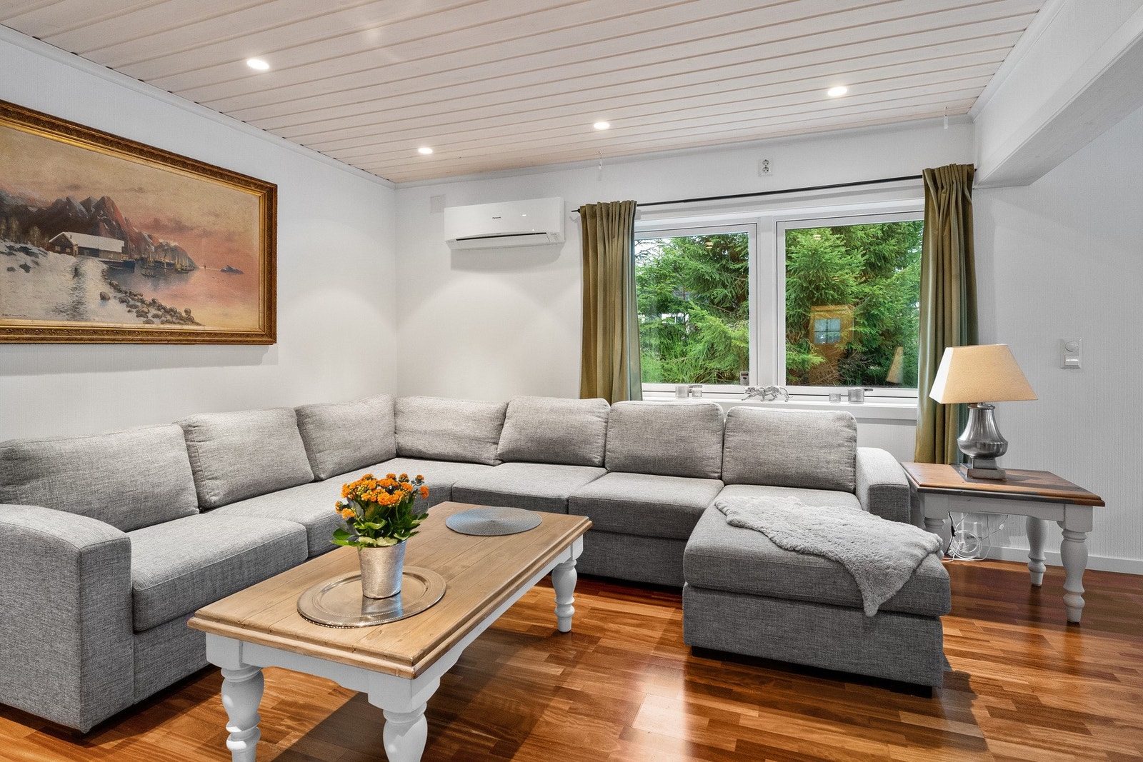 Det er både peisovn og varmepumpe i stuen Galleribilde