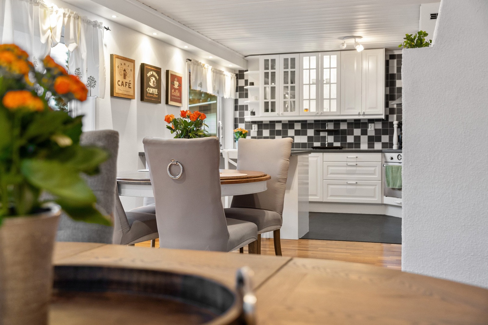 Det er åpen løsning mellom kjøkken og spisestue Galleribilde