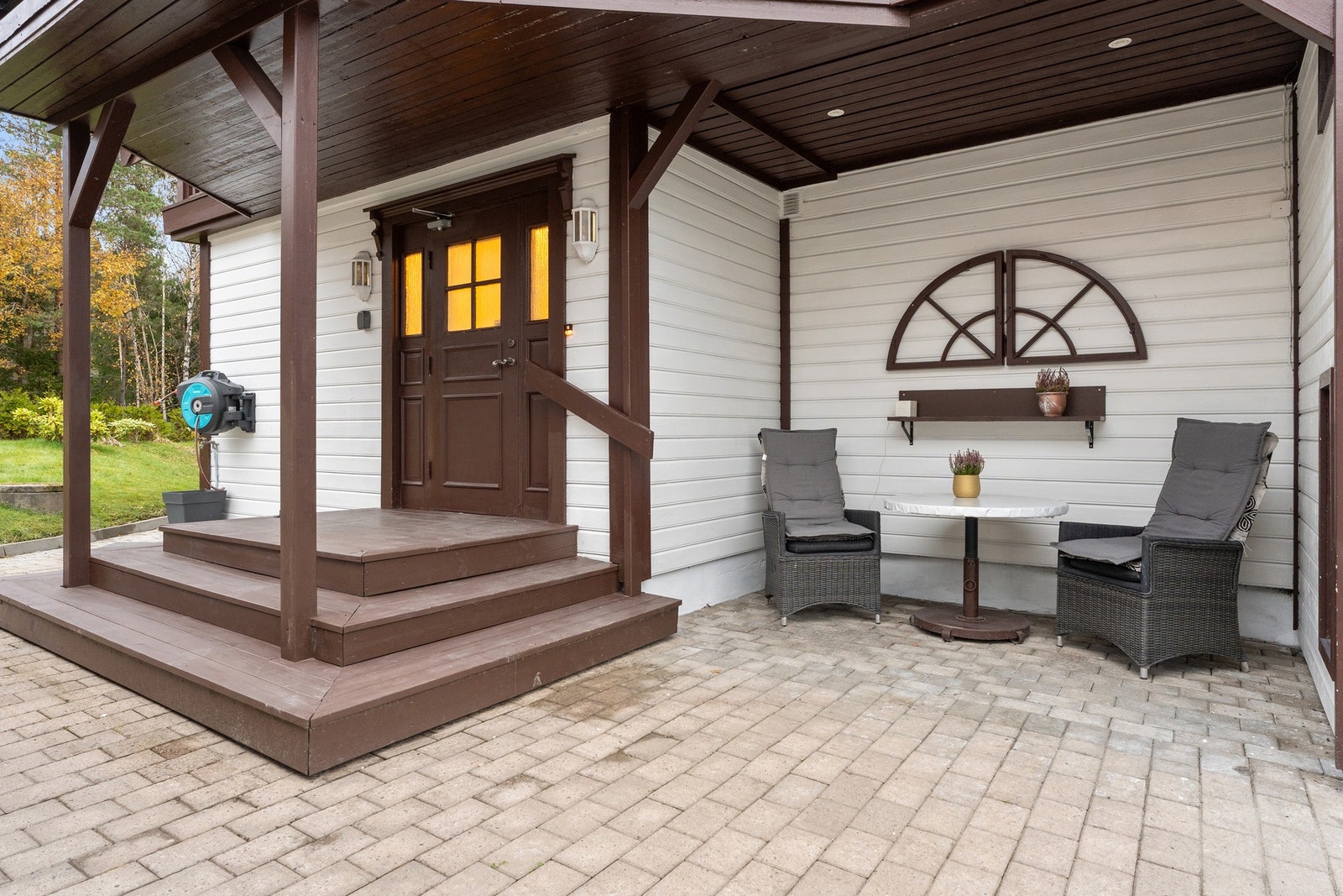 Inngangsparti med overbygget uteplass Galleribilde