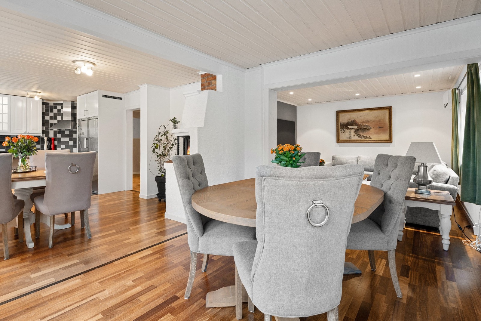 Romslig og lys stue med spisestue Galleribilde