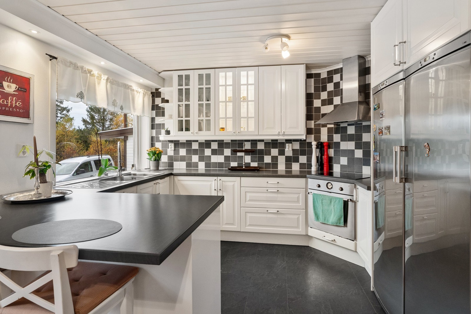 Pen hvit innredning i sporfrest utførelse med laminert benkeplate. Halvannen kum i stål, 1- greps blandebatteri. Godt med benk og skapplass Galleribilde