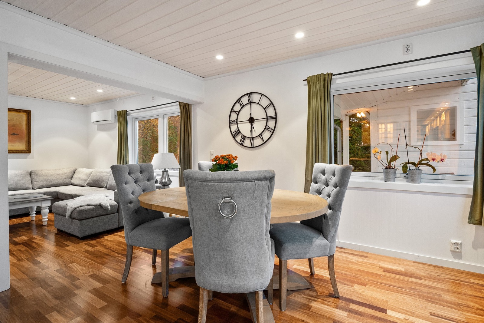 Romslig og lys stue med spisestue Galleribilde