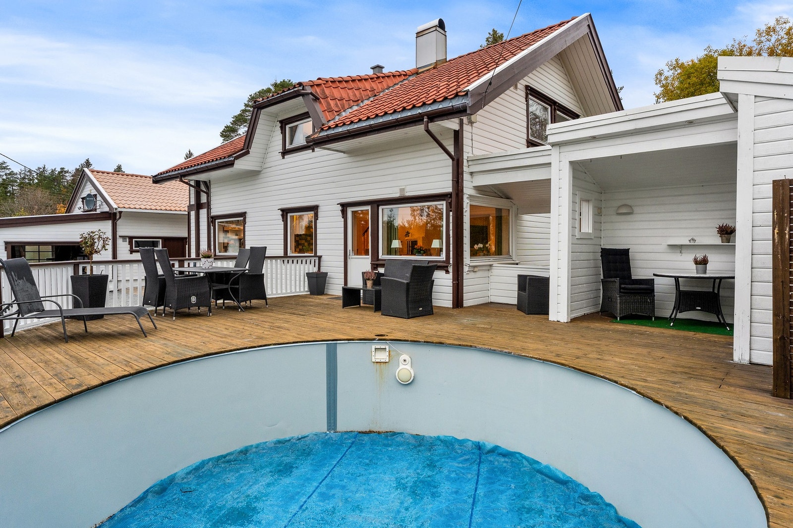 Herlig og usjenert uteområde med gode solforhold - (basseng trenger ny duk). Galleribilde
