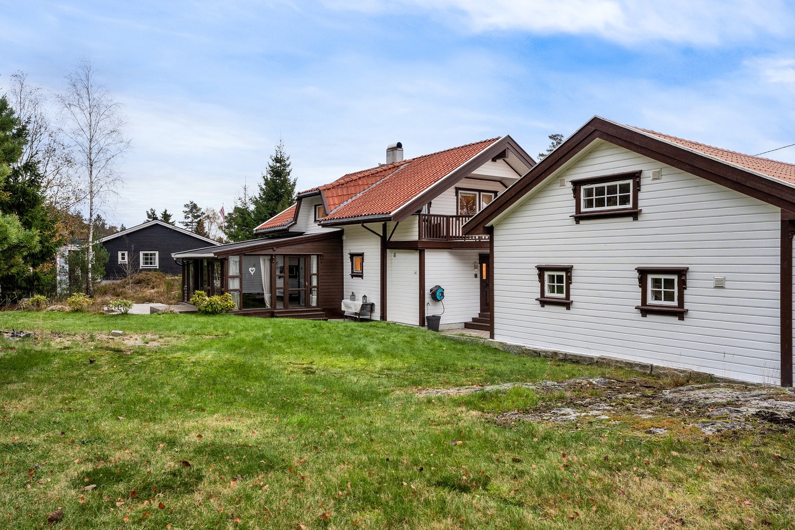 Dels naturtomt samt opparbeidet hage Galleribilde