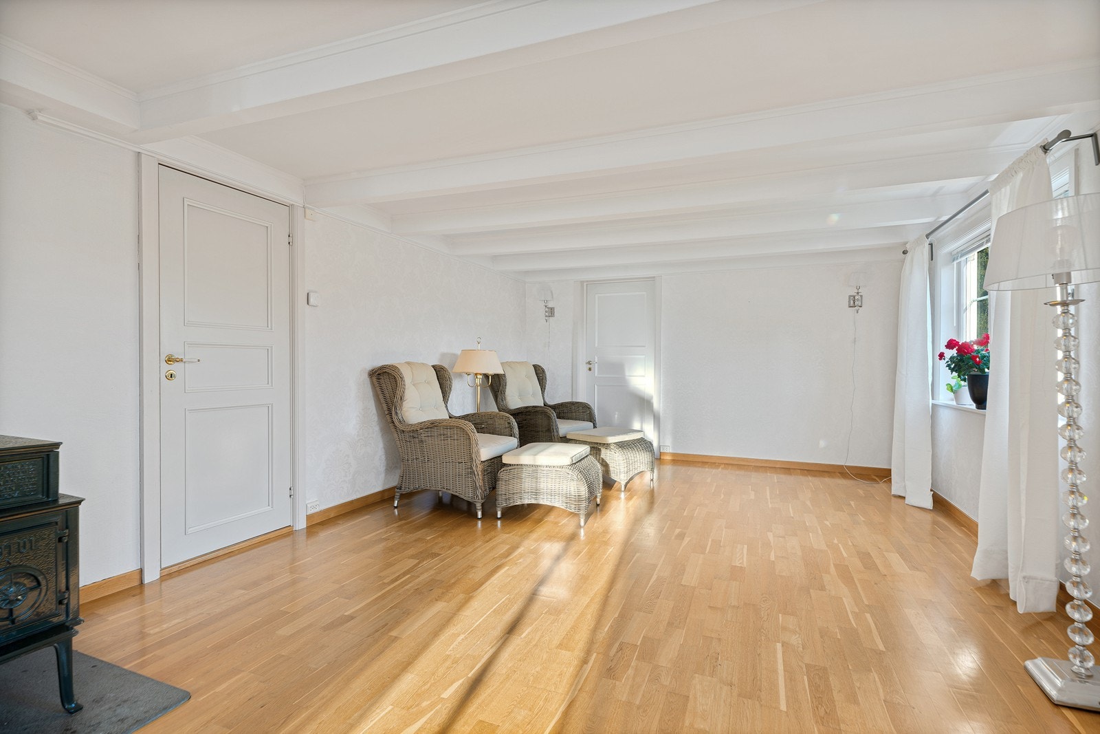 Boligen har en meget romslig stue med gode møbleringsmuligheter etter eget ønske Galleribilde