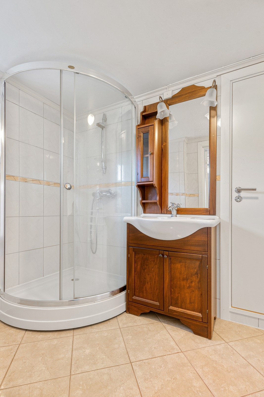 Pent bad med flislagte overflater og varmekabler i gulv Galleribilde