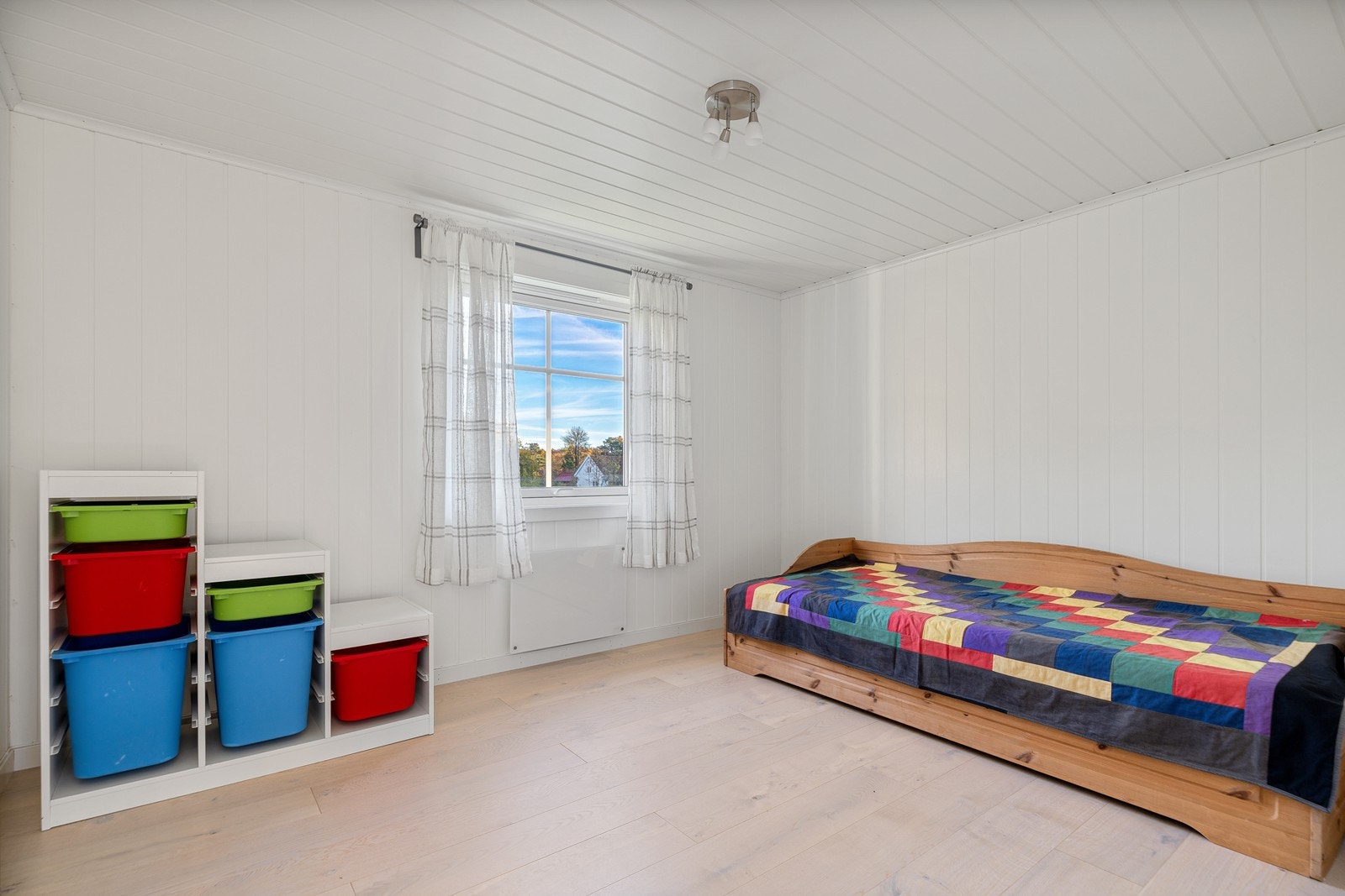 Soverom 2 er av god størrelse med plass til dobbeltseng, nattbord, garderobeskap, m.m. Galleribilde