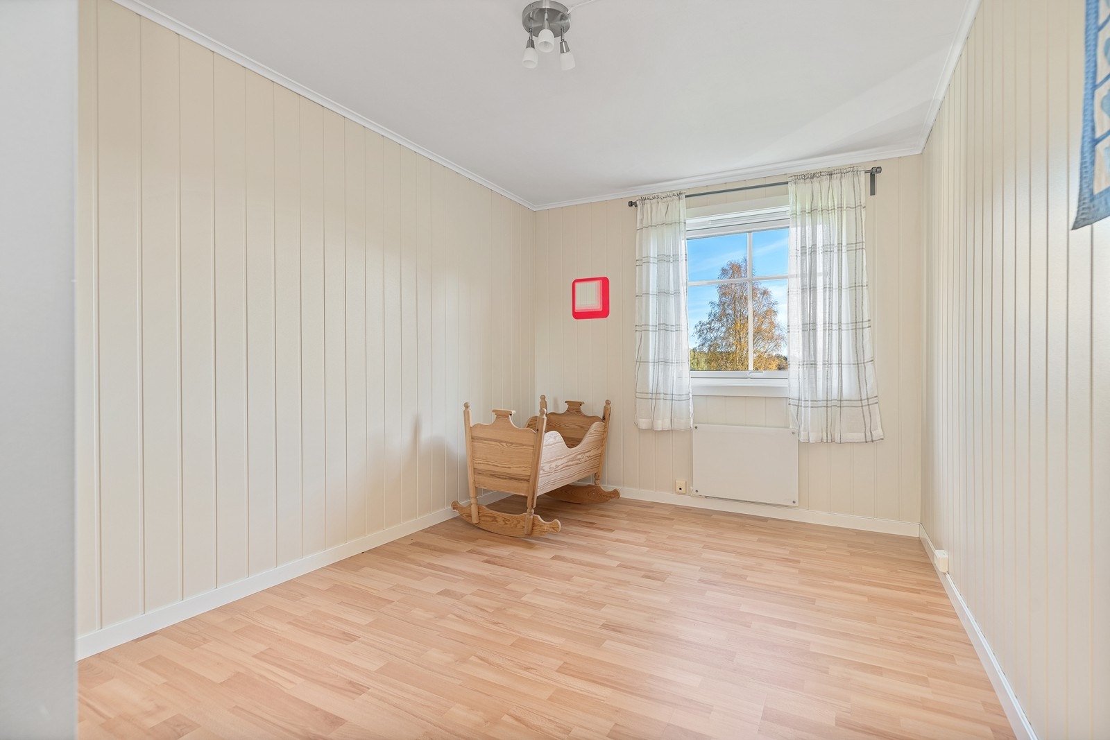 Soverom 3 passer ypperlig som barnerom - her har man plass til seng og samtidig plass til lek Galleribilde