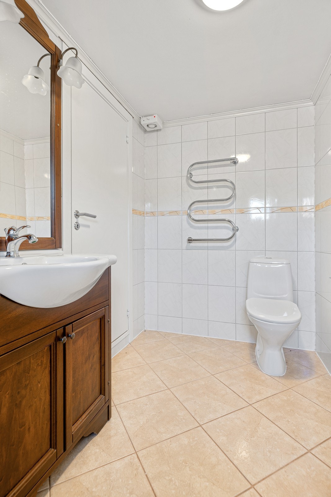 Badet er innredet med servant, toalett og dusjkabinett Galleribilde