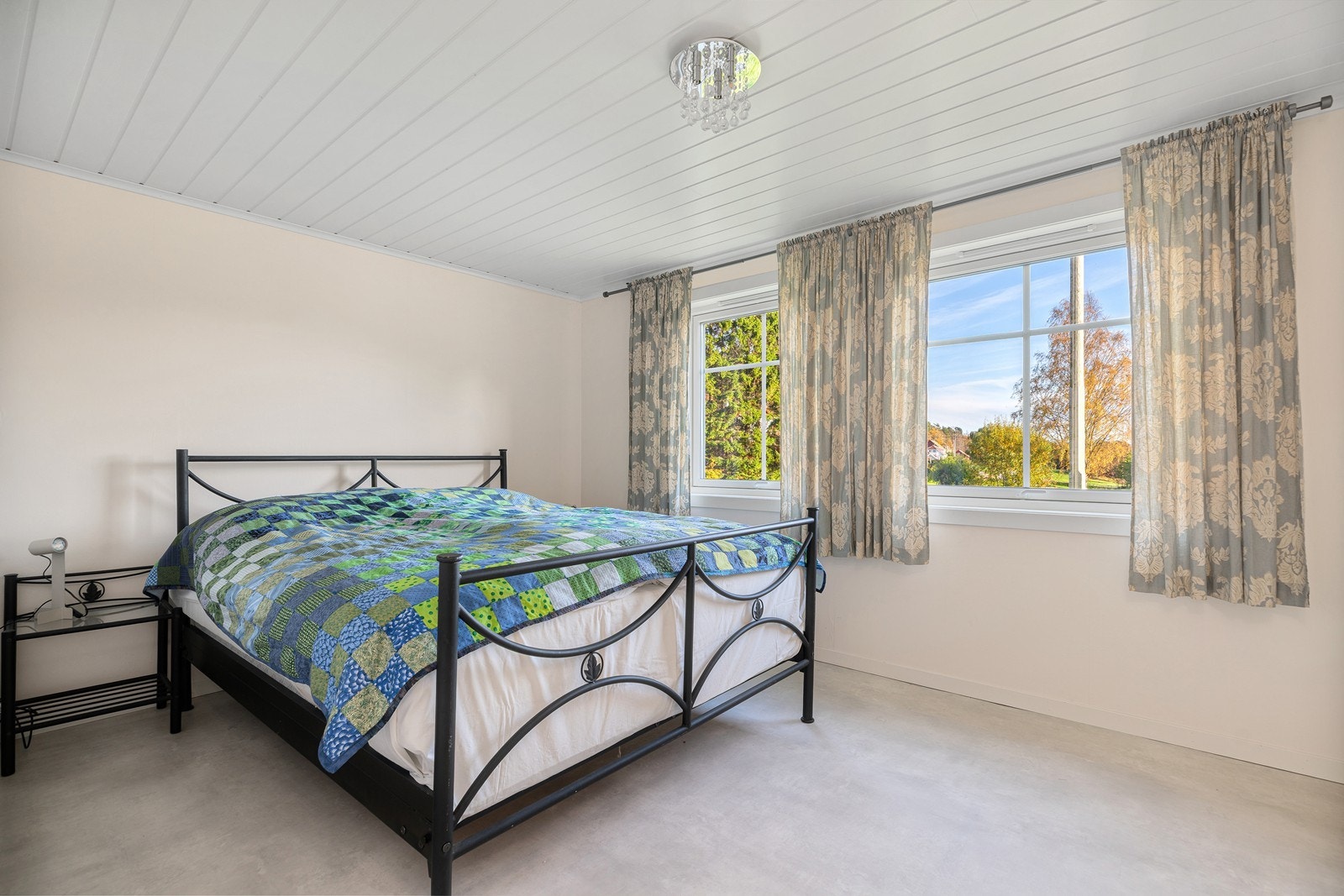 Hovedsoverommet er av god størrelse med god plass til dobbeltseng og annet ønskelig møblement Galleribilde