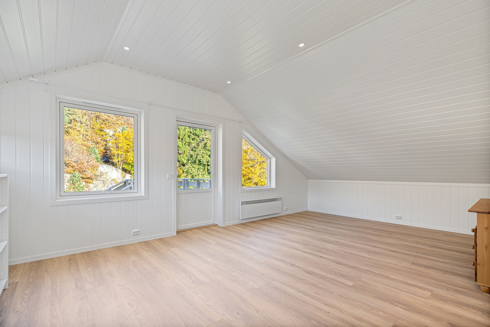 Lys og romslig loftstue med god plass til å innrede med en sofagruppe! Galleribilde