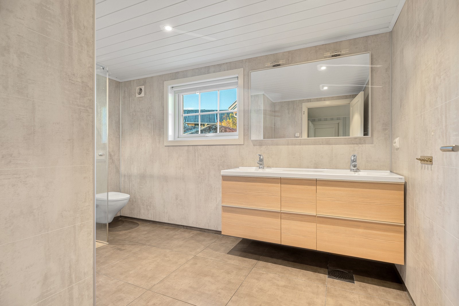 Boligen har en praktisk planløsning med entré, hall, toalett, bad, vaskerom, omkledningsrom, soverom og stue i første etasje, samt loftstue, bad og fire soverom i loftetasjen Galleribilde