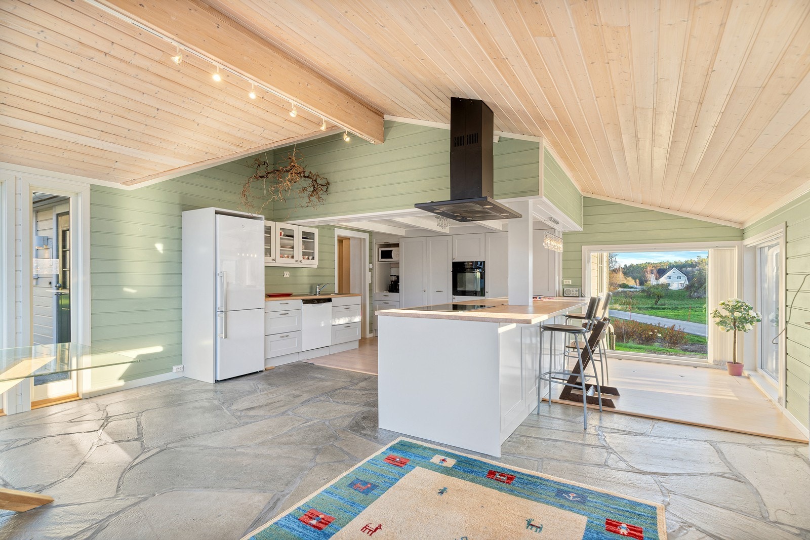 Store vindusflater kombinert med god takhøyde bidrar til meget god romfølelse Galleribilde