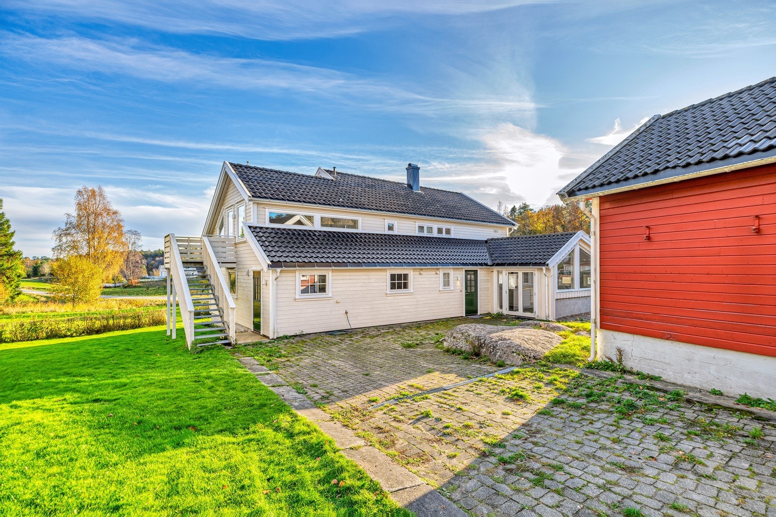 Eiendommen byr på meget koselige uteområder Galleribilde