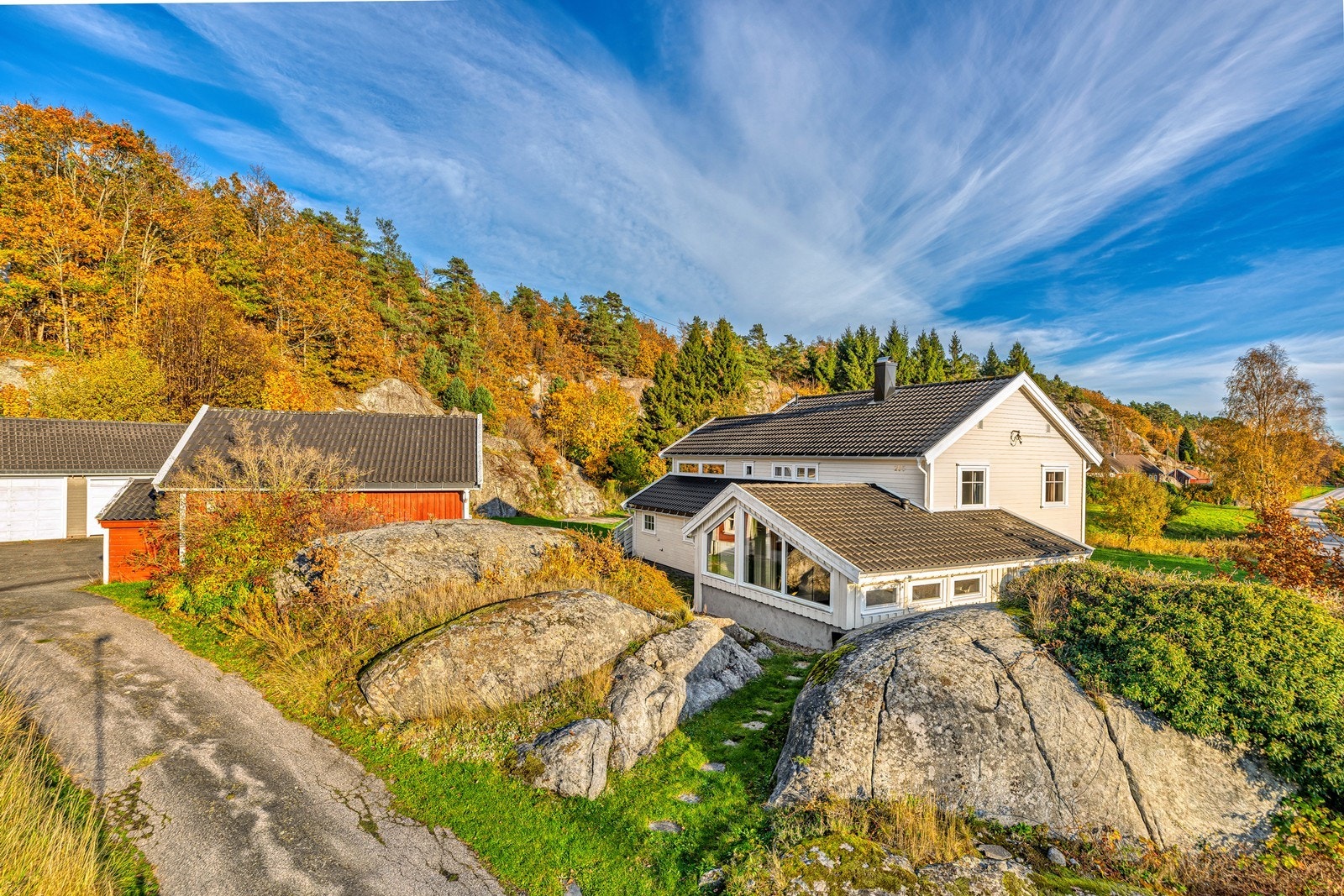 En sjarmerende enebolig med brygghus, låve og garasje! Galleribilde