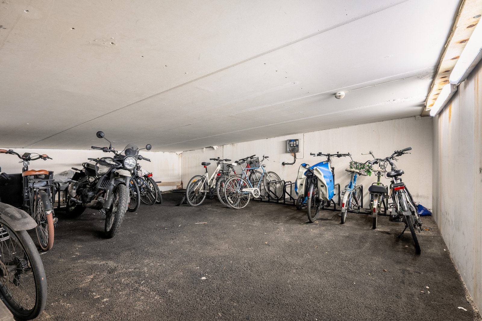 Ytterlig sykkelparkering/barnevognsparkering. I tillegg medfølger en kjellerbod på 3m². Mulighet for leie ekstern bod. Galleribilde