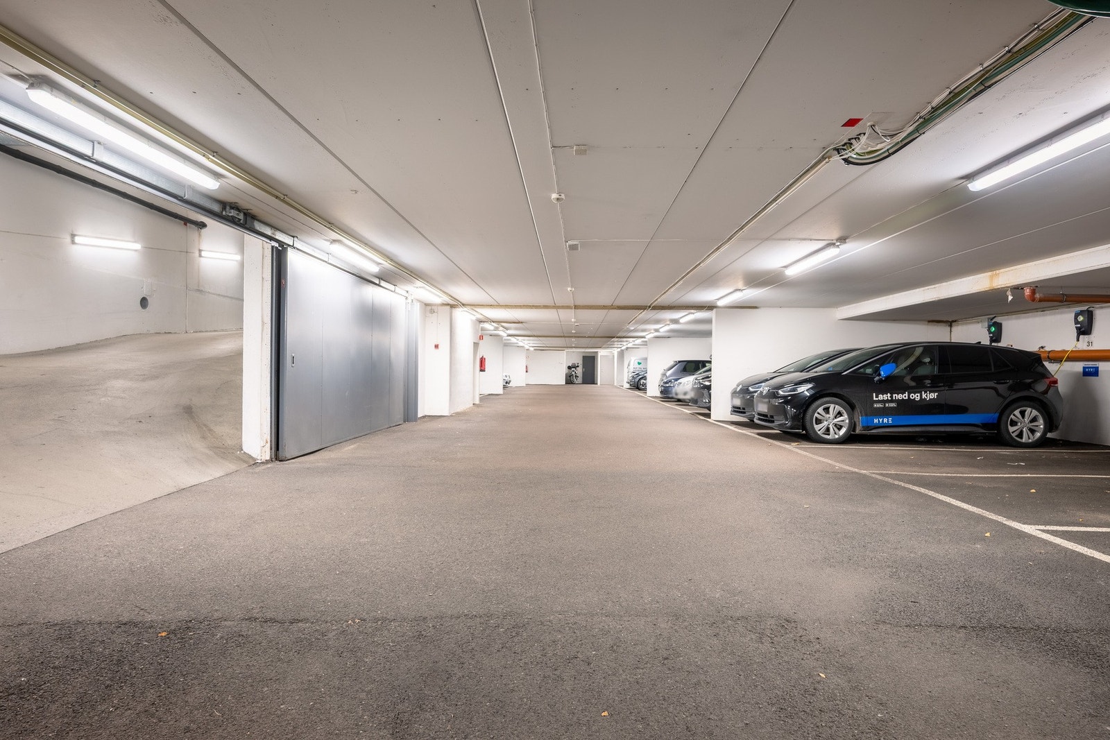 Det er mulighet for leie av garasjeplass i garasjesameie under blokken. Galleribilde