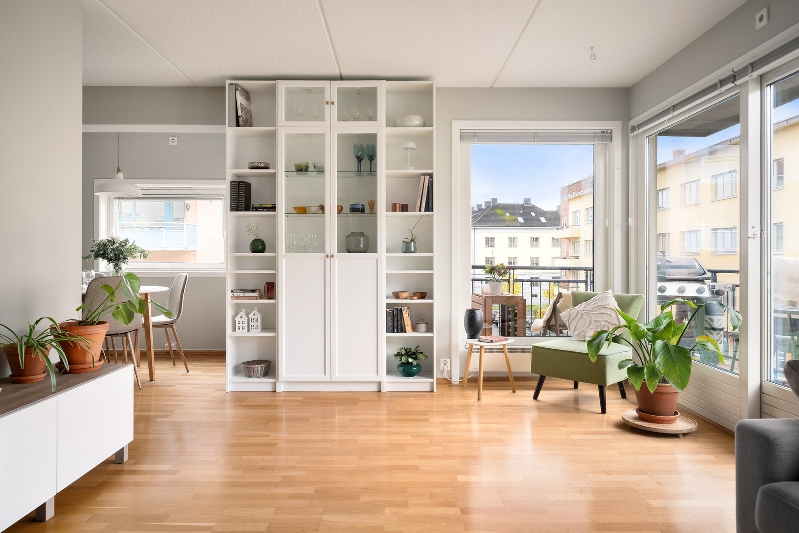 Boligen har flere store vindusflater vendt mot 2 himmelretninger som bidrar til mye naturlig lys. Galleribilde