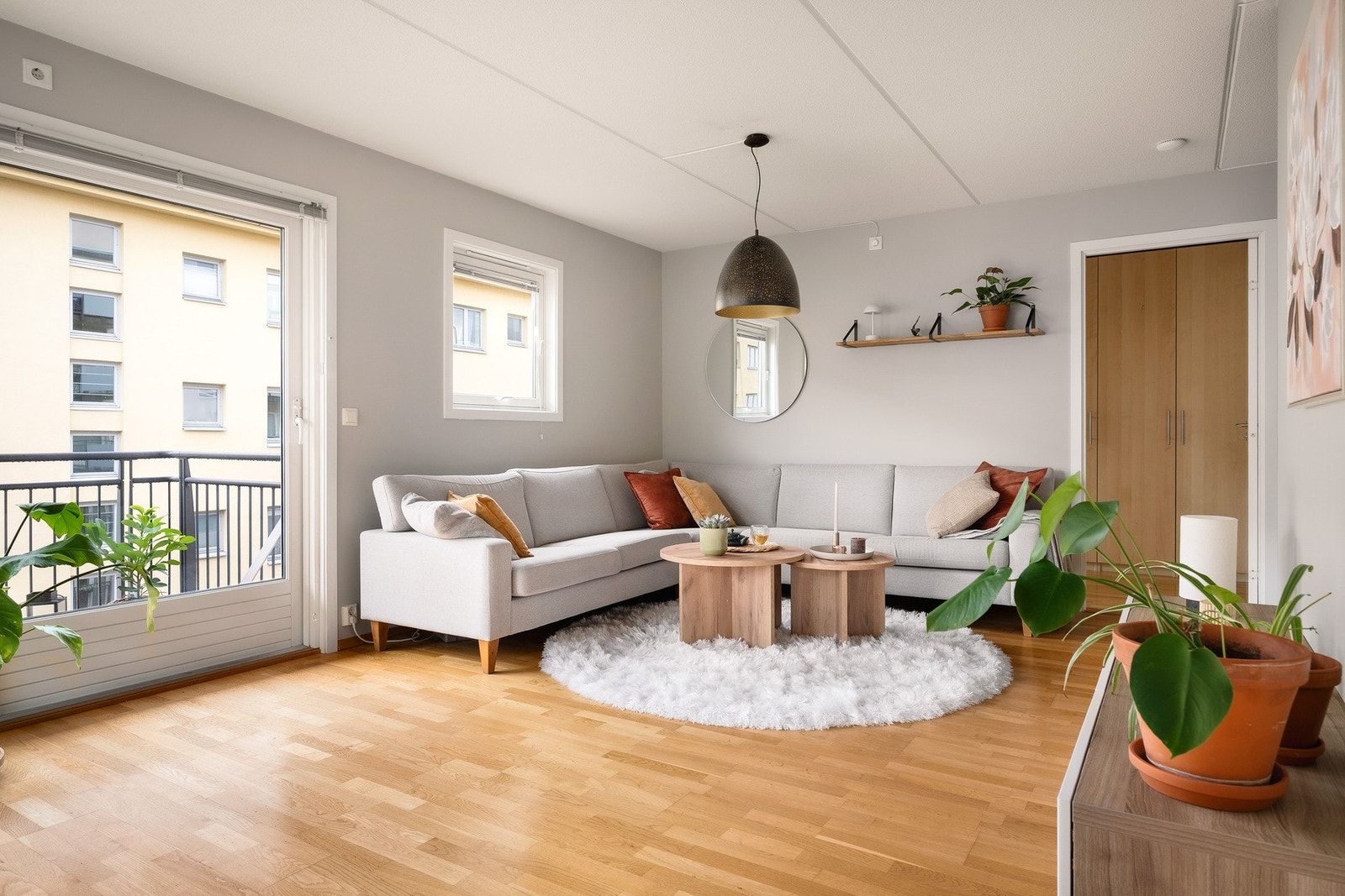 Stue med plass til møblering av både sofagruppe og mediemøbel. Galleribilde