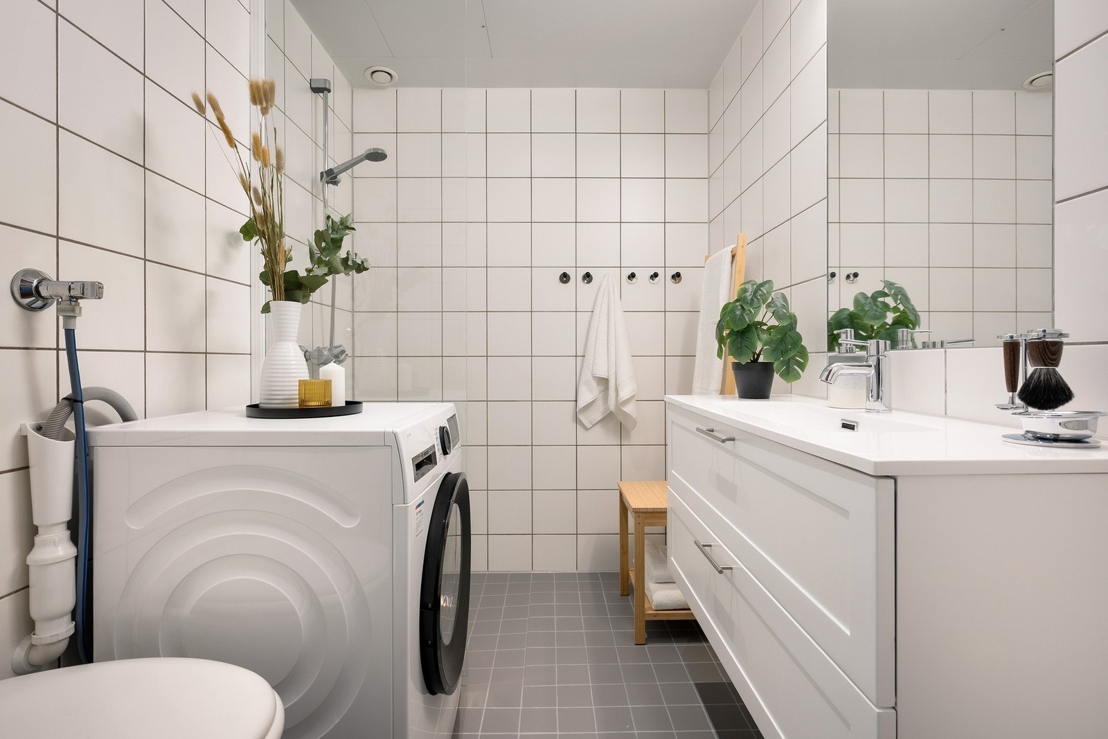 Pent flislagt bad fra byggeår, oppgradert i 2025. Galleribilde
