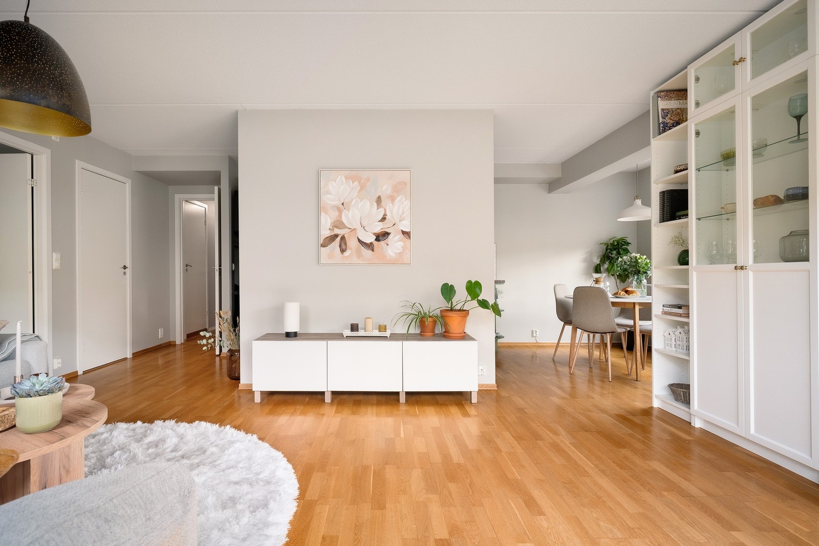 Store deler av leiligheten er nymalt i 2025. Galleribilde
