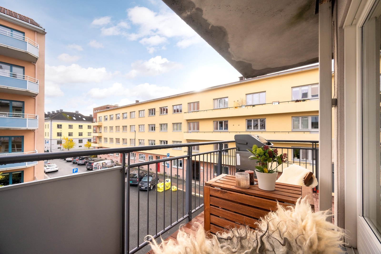 Balkongen vender ut mot rolige gater. Galleribilde