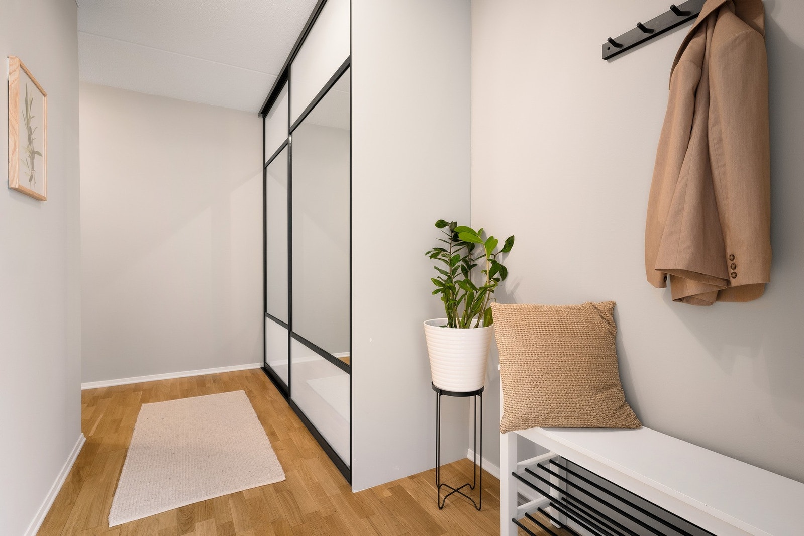 Velkommen inn! Her har du også stor skyvedørsgarderobe fra Langlo, samt plass til barnevogn. Galleribilde