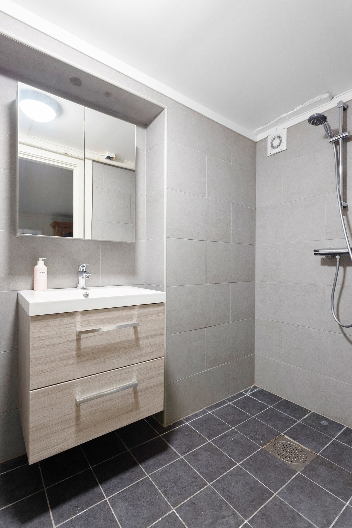 Det gjøres spesielt oppmerksom på at arealet ikke er godkjent for varig opphold pr. i dag. Galleribilde