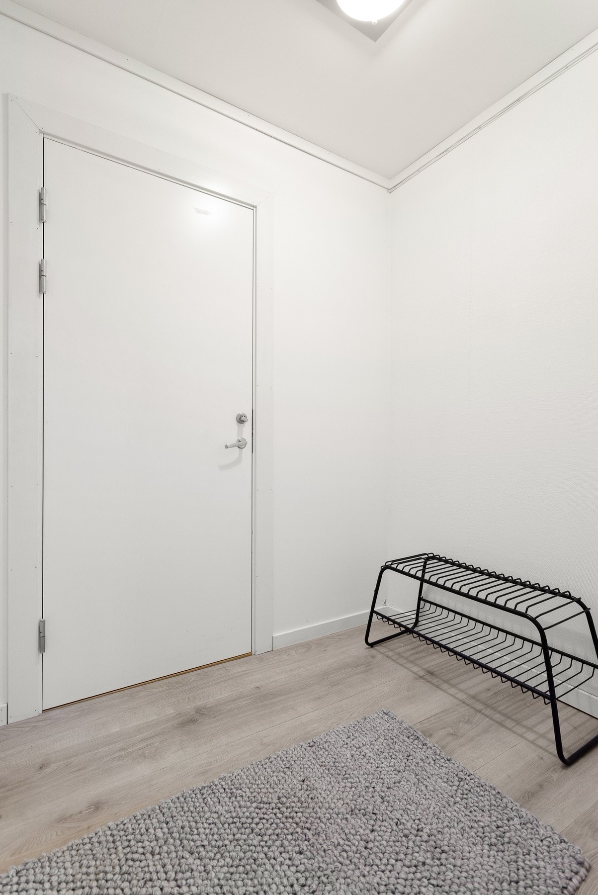 Boligen har sprinkleranlegg (overrislingsanlegg) med sprinklerhoder i alle rom, tilkoblet felles vannforsyning. Galleribilde