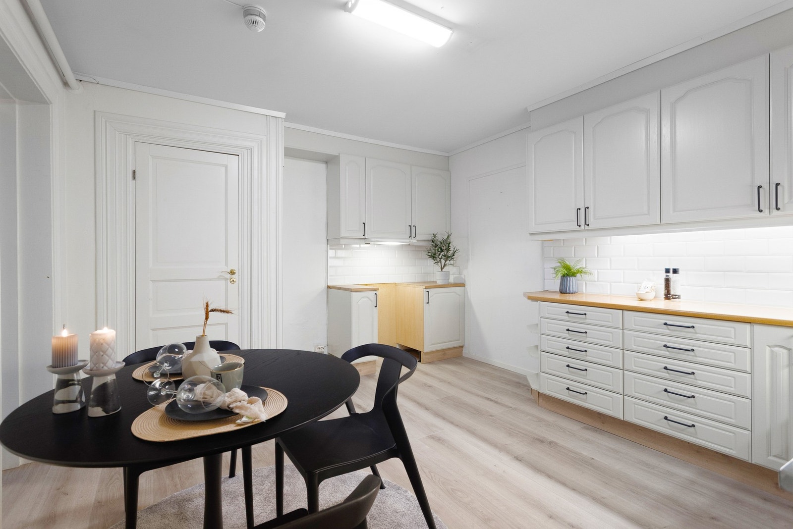 Det er gode løsninger for oppbevaring og benkeplass. Galleribilde