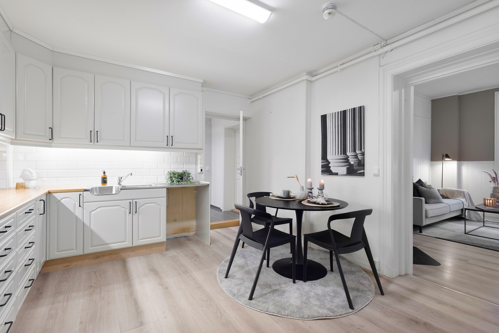 Helt og pent kjøkken med profilerte fronter og laminat benkeplate Galleribilde