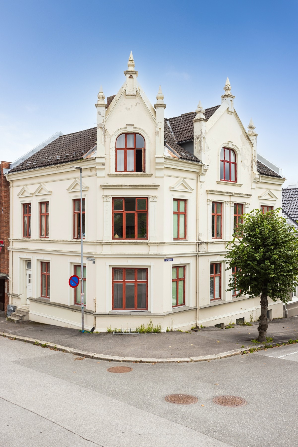 Gode parkeringsmuligheter gjennom gateparkering. Galleribilde