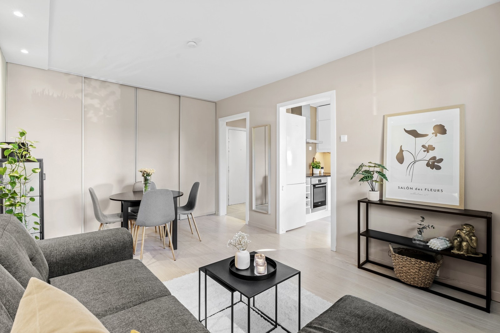 I stue, kjøkken og soverom er det lagt praktisk laminatgulv Galleribilde